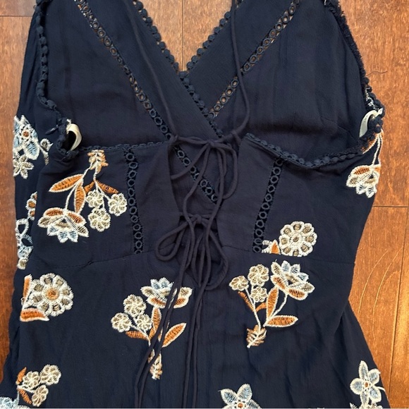 J.O.A. Women’s Hi-Lo Midi Navy Crinkled Floral Embroidered Wrap Dress, Size Lg - Picture 11 of 16